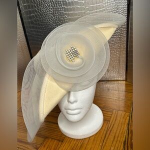 Elegant Vintage Cream Fascinator with Rhinestone Accent